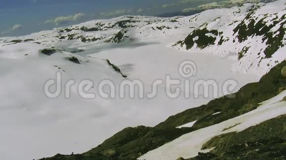 夏天山顶上的全景覆盖着雪云层的阴影自然没有人视频的预览图