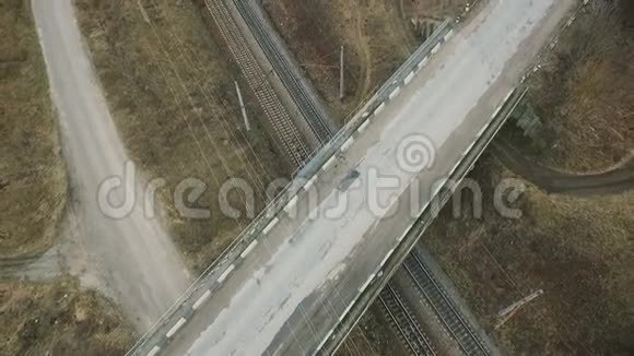 鸟瞰桥上有汽车铁轨村庄里的田野视频的预览图