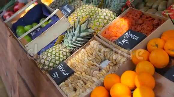 各种新鲜水果和蔬菜的水果市场视频的预览图
