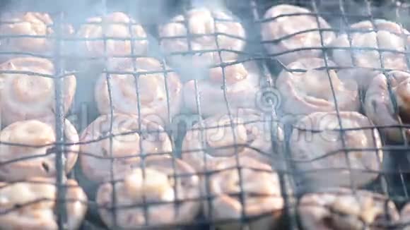 烤肉架上的蘑菇视频的预览图