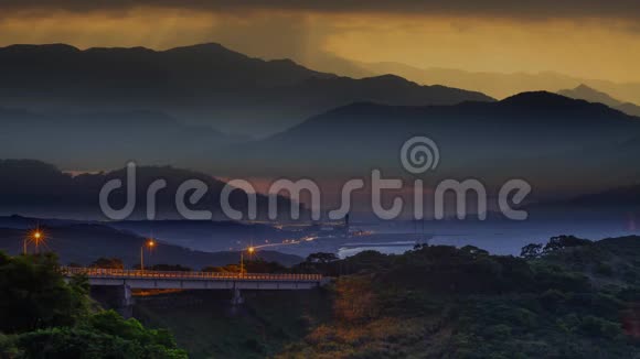 夜空中的火纸灯笼背景很好视频的预览图