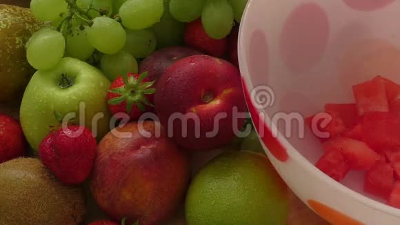 草莓猕猴桃桃子和甜瓜的水果沙拉视频的预览图