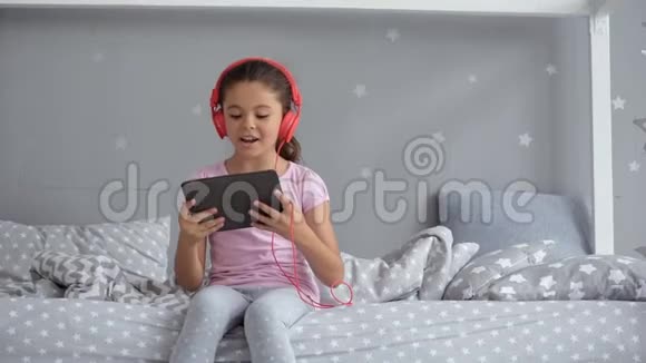 开朗的小女孩听音乐视频的预览图