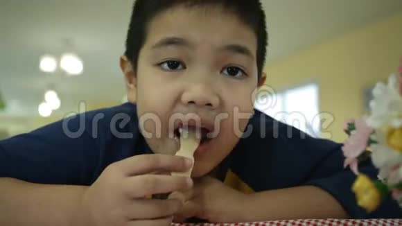 亚洲小孩喜欢吃冰淇淋视频的预览图
