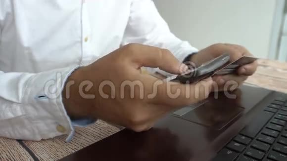 人在手机上在线插入信用卡号码网上银行视频的预览图