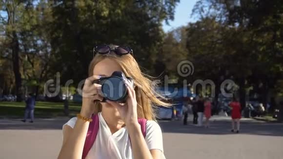 旅游女孩在街上拍照视频的预览图