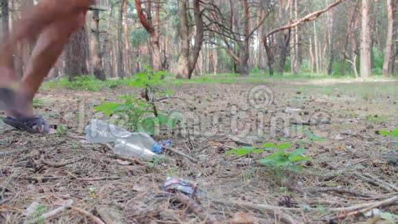 在森林里人类打败了脚塑料瓶视频的预览图