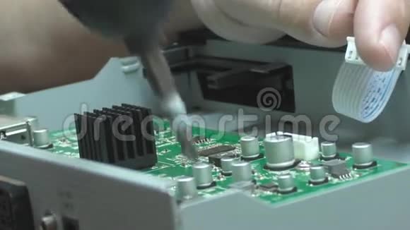 维修接收器安装螺丝螺丝刀视频的预览图