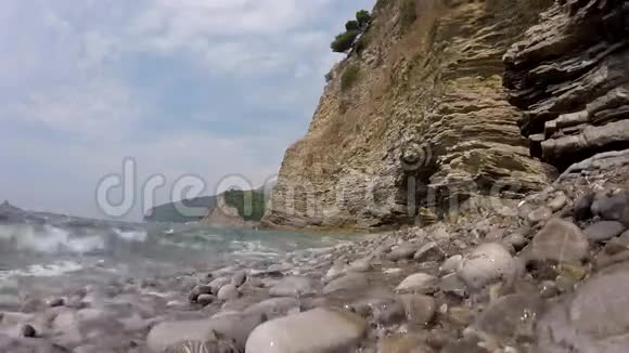 岩石海岸无声的海浪拍打着海岸岩石视频的预览图