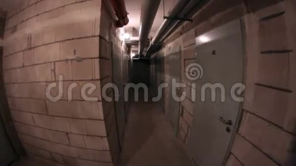 地下室走廊行走视频的预览图