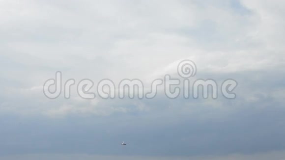 飞机乘客在阴天到达视频的预览图