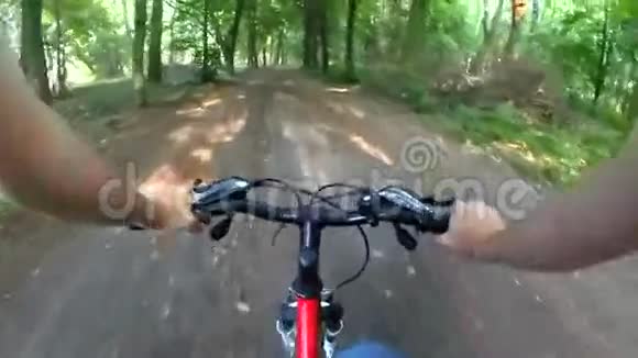 在土路上的树林里骑自行车视频的预览图