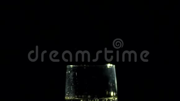 黑色背景下的一杯香槟视频的预览图