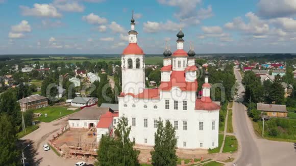 相机飞过古正教教堂圣诞教堂托特玛俄罗斯建筑形式视频的预览图