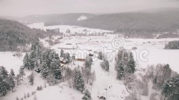 俄罗斯冬村鸟瞰图巴什科托斯坦视频的预览图