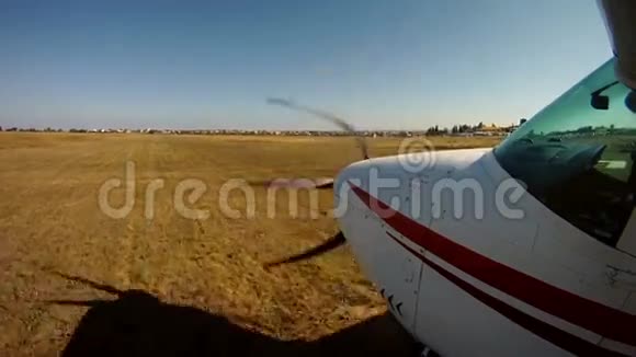 私人飞机起飞从飞机机翼上看视频的预览图