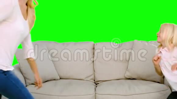 母女俩在绿屏上跳上沙发视频的预览图