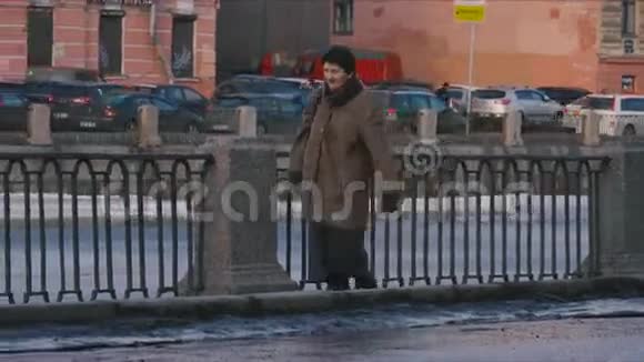 微笑的女人在城里散步视频的预览图
