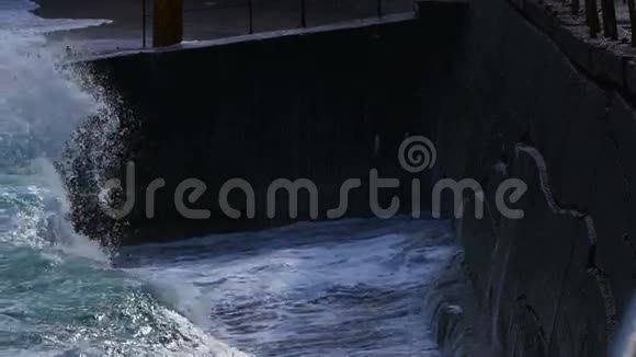 强烈的波浪在石板水边破碎视频的预览图