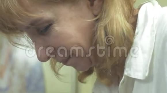 美容师用勺子把海藻面膜敷在美容院的女人脸上视频的预览图