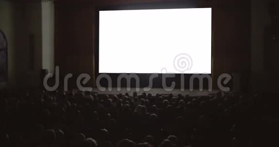 人们在电影院欣赏这部电影视频的预览图