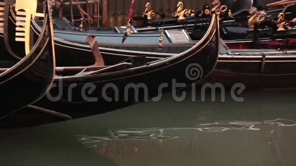 刚多拉在威尼斯的水上视频的预览图