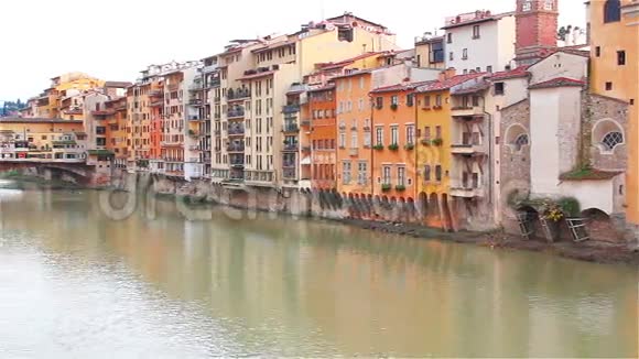 从佛罗伦萨的堤岸看阿诺河在庞特韦奇奥视频的预览图