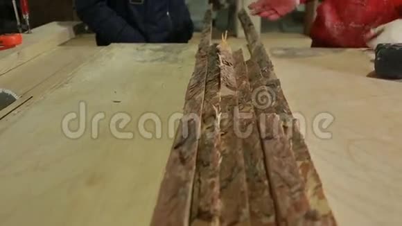 木工车间切割木材环形锯视频的预览图