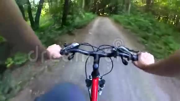 在土路上的树林里骑自行车视频的预览图