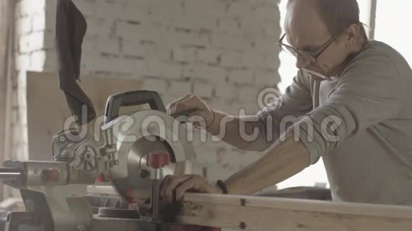 专业木工用圆锯切割长木板家具视频的预览图