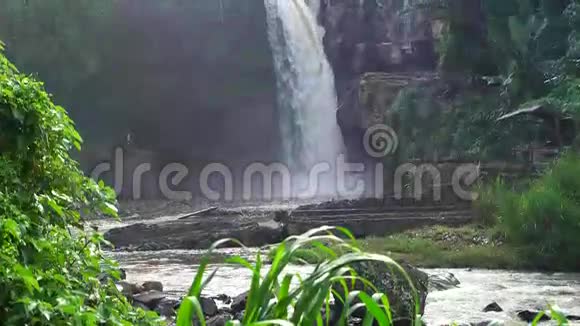 巴厘岛的特根甘瀑布视频的预览图