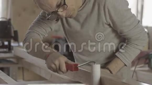 木工用油漆辊涂漆长木板治疗过程视频的预览图