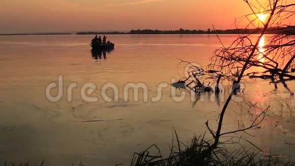 船上的人和河在美丽的夕阳下视频的预览图