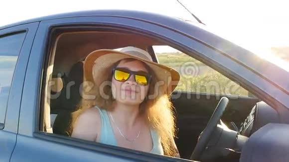 女人微笑着展示新的汽车钥匙视频的预览图