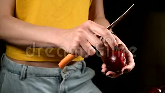 在家庭厨房里女性手的特写镜头是用一把梅花刀切下新鲜浆果并从中取出一根骨头视频的预览图