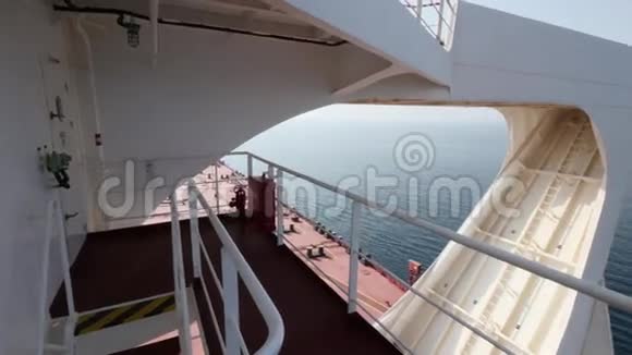航桥翼上部结构大型原油载体甲板海上右舷视频的预览图