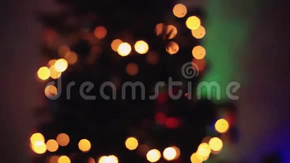 分散的圣诞树灯与五颜六色的波克很漂亮的抽象背景1920x1080视频的预览图
