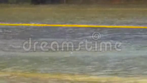 洪水淹没的亚洲街道上的交通视频的预览图