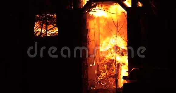 充满强烈火焰的房子完全吞没了房子的火视频的预览图