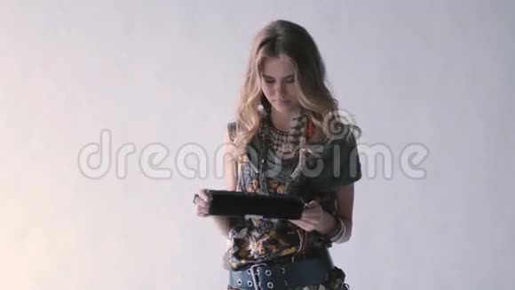 年轻女孩使用平板电脑和微笑视频的预览图
