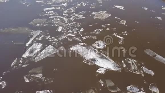 漂浮在河上的浮冰冰在春天的漂流视频的预览图