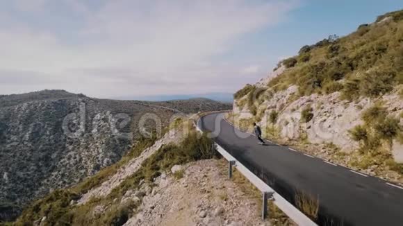 希普斯特男子在山路上骑滑板视频的预览图