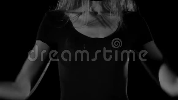 穿着内衣的年轻运动和女人的黑白轮廓驱散面粉视频的预览图