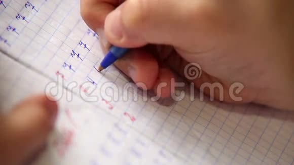一个小学生在写作和算术上迈出第一步的镜头视频的预览图