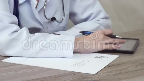 带着药片的医生在空白的地方写字视频的预览图