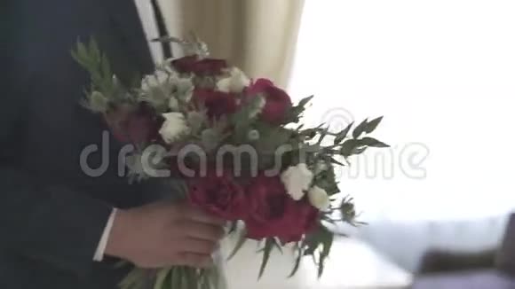 新郎手里拿着鲜花的气味视频的预览图