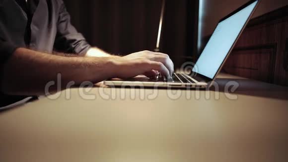 手在笔记本电脑键盘上打字4k视频的预览图