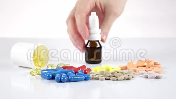 很多药片和医生把瓶子放在桌子上白色的视频的预览图