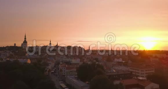 塔林老城上空美丽的空中紫色日落景色视频的预览图