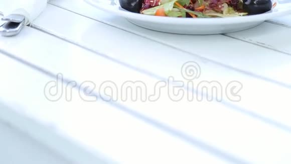 一碗新鲜蔬菜沙拉视频的预览图